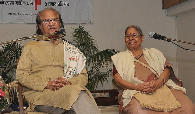 বলছেন মুস্তাফা মনোয়ার, পাশে হাস্যোজ্জ্বল সন্‌জীদা খাতুন