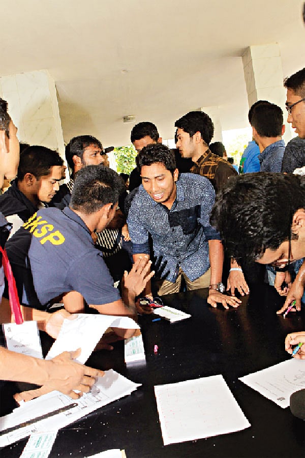 পুনর্মিলনীর নিবন্ধনে সৌম্য সরকার