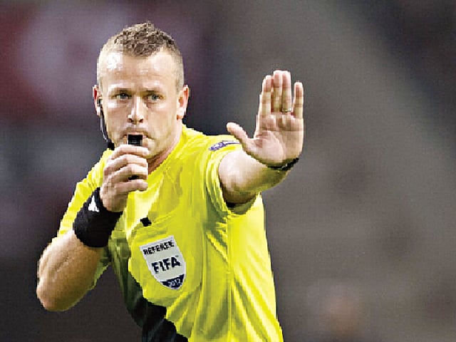 রেফারির বাঁশি