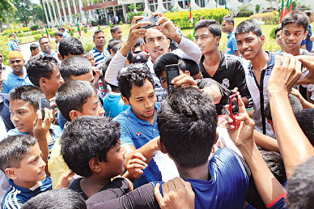 সেলফি শিকা​িরদের কবলে মুশফিক!