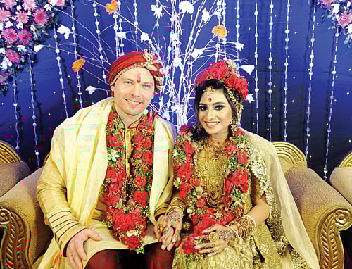 বিয়ের আসরে রাফায়েল ইয়েগার ও মৌটুসী বণিক l ছবি: সংগৃহীত