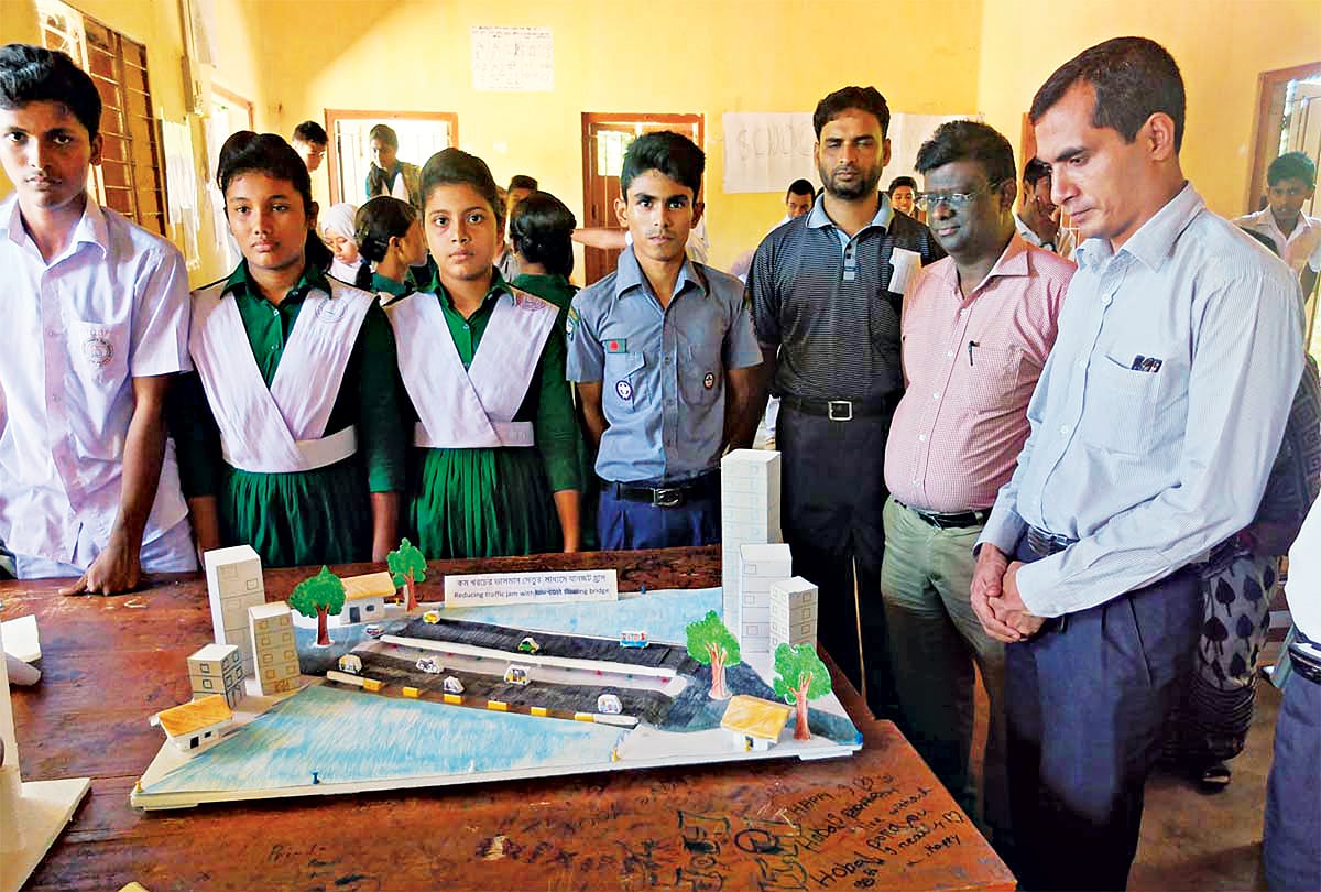 রাঙামাটি সরকারি উচ্চবিদ্যালয়ে শিক্ষার্থীদের একটি প্রকল্প দেখছেন অতিথিরা l প্রথম আলো