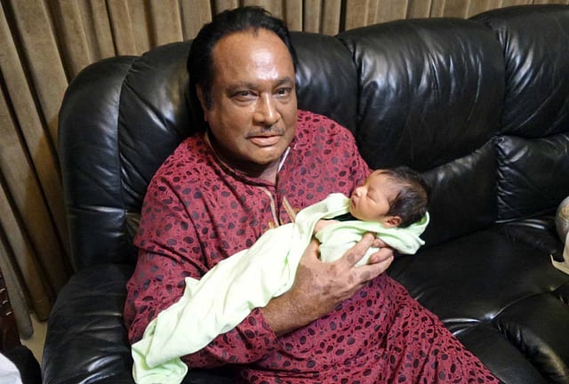 নাতনিকে কোলে নিয়ে চিত্রনায়ক উজ্জল।