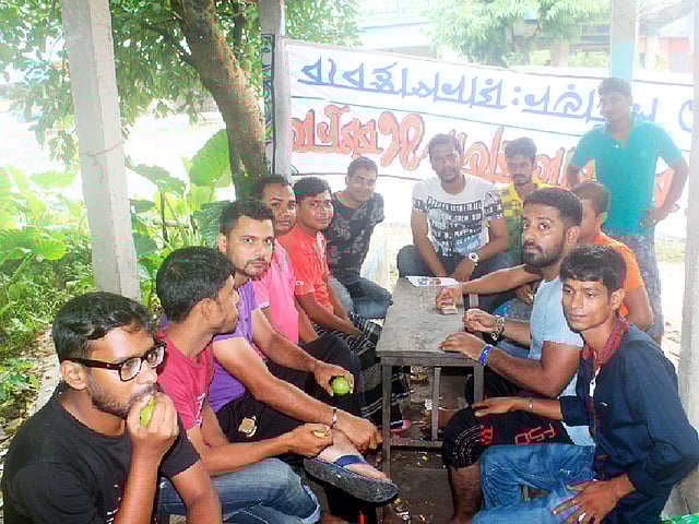 বন্ধুদের সঙ্গে আড্ডায় মাশরাফি