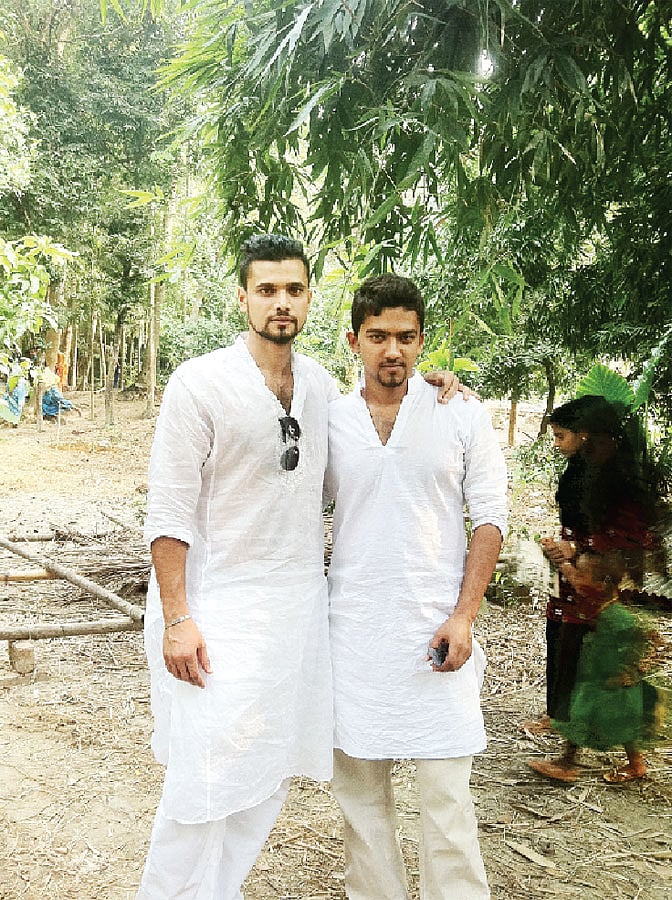 ঈদের নামাজ শেষে ছোট ভাই মুরসালিন বিন মুর্তজার সঙ্গে মাশরাফি। ছবি: অনুপম হোসেন