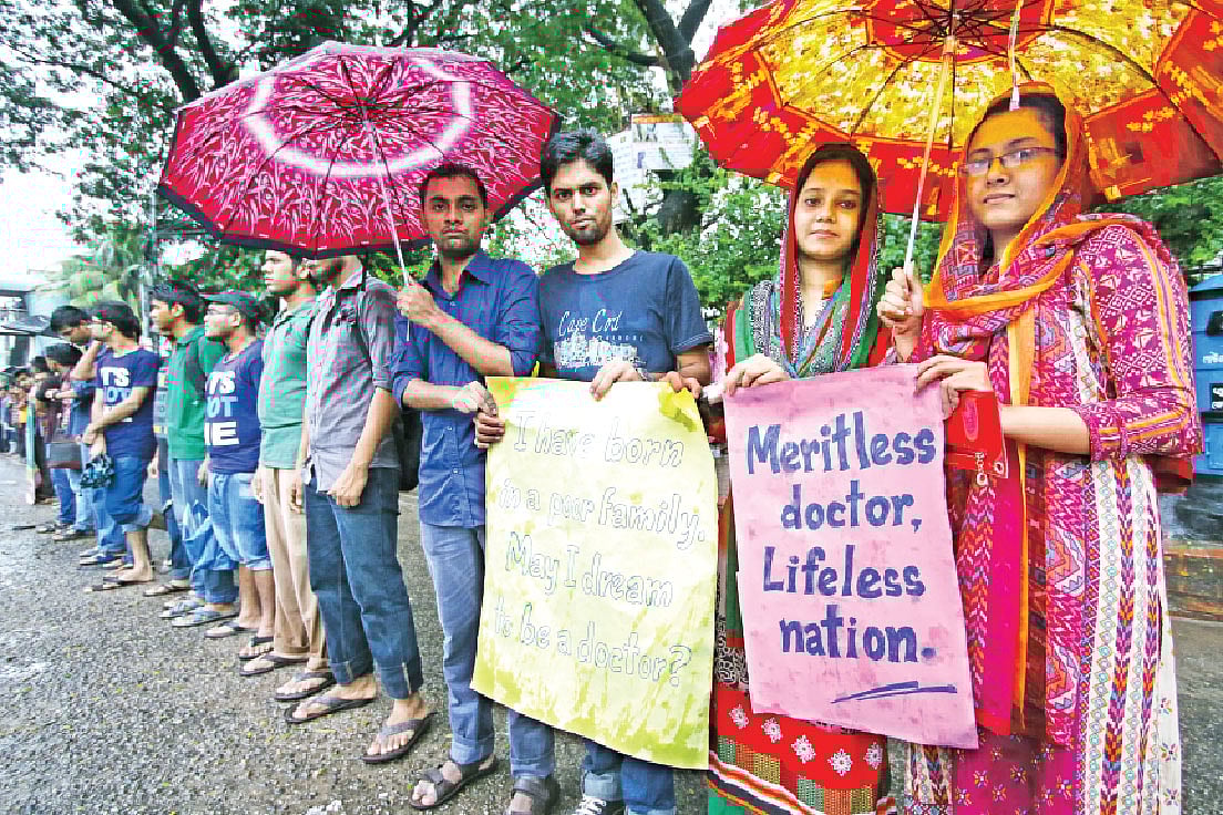 মেডিকেল ও ডেন্টাল কলেজের ভর্তি পরীক্ষা বাতিলের দাবিতে জাতীয় প্রেসক্লাবের সামনে মানববন্ধনে শিক্ষার্থীরা l প্রথম আলো