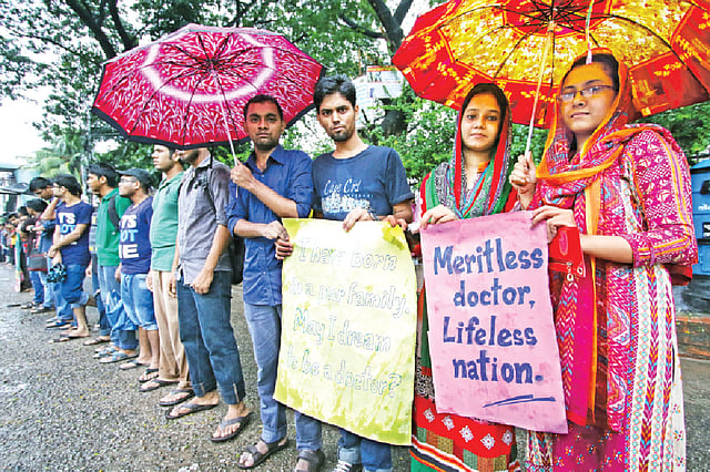 মেডিকেল ও ডেন্টাল কলেজের ভর্তি পরীক্ষা বাতিলের দাবিতে জাতীয় প্রেসক্লাবের সামনে মানববন্ধনে শিক্ষার্থীরা l প্রথম আলো