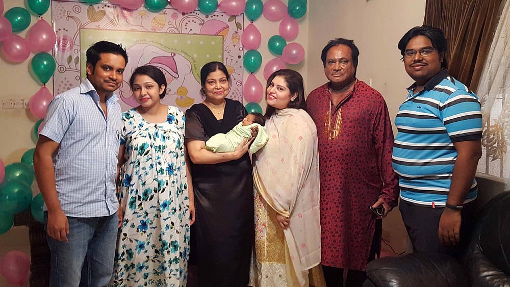 পরিবারের সবার সঙ্গে উজ্জল।