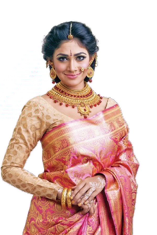 সোনার দাম ওঠা–নামা করলেও উপমহাদেশে এর কদর কমেনি কখনো। মডেল: পিয়া বিপাশা ছবি: কবির হোসেন