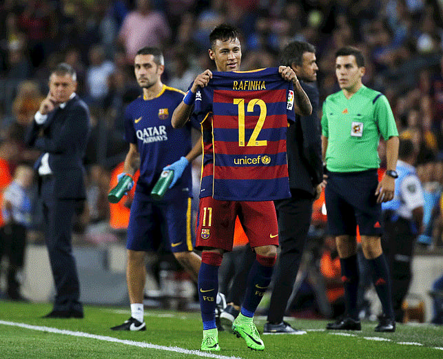 রাফিনহাকে নিজের গোল উৎসর্গ করলেন নেইমার। ছবি: রয়টার্স