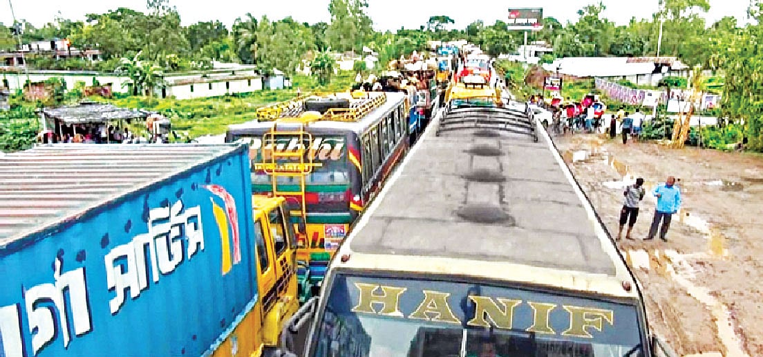 যাত্রীবাহী বাস, পশুবাহী ট্রাক এবং কাভার্ড ভ্যানসহ শত শত যানবাহনের জট। গত শনিবার রাত থেকে গতকাল সন্ধ্যা পর্যন্ত ঢাকা-টাঙ্গাইল মহাসড়কের বিভিন্ন অংশে এটাই ছিল সাধারণ দৃশ্য। গাজীপুরের কালিয়াকৈরের চন্দ্রা এলাকা থেকে সকাল সাড়ে নয়টায় তোলা ছবি l প্রথম আলো