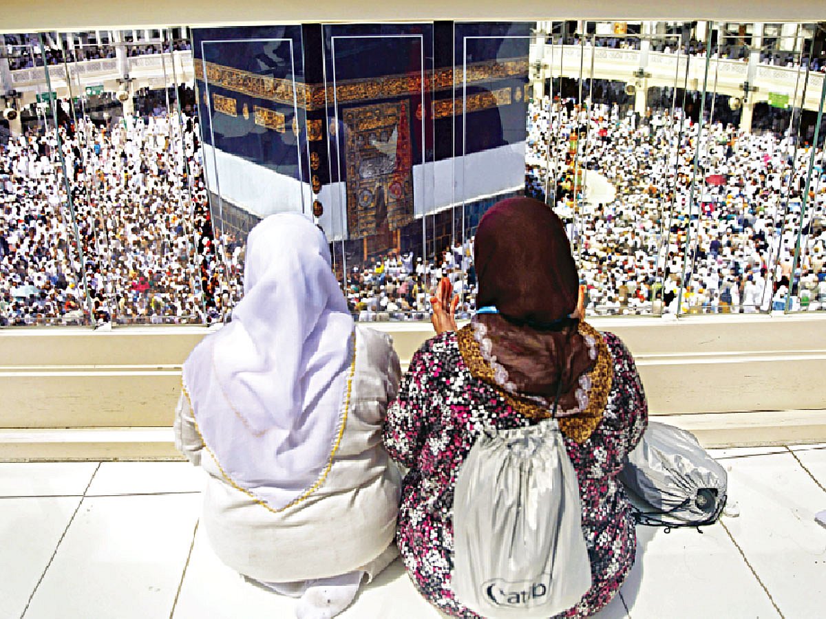 মক্কায় পবিত্র মসজিদুল হারামে কাবা শরিফ সামনে রেখে গতকাল মোনাজাত করেন হাজিরা l ছবি: রয়টার্স