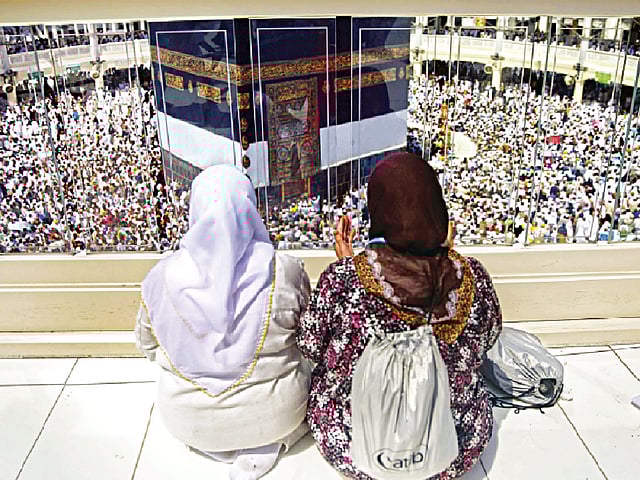মক্কায় পবিত্র মসজিদুল হারামে কাবা শরিফ সামনে রেখে গতকাল মোনাজাত করেন হাজিরা l ছবি: রয়টার্স