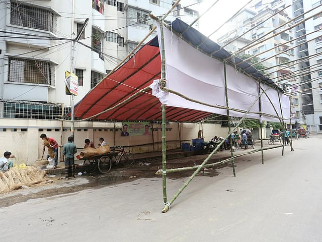 রাজধানীর যেখানে-সেখানে কোরবানির পশু জবাই না করার অনুরোধ করেছে দুই সিটি করপোরেশন। পশু জবাইয়ের জন্য ঢাকা দক্ষিণ ও উত্তর সিটি করপোরেশন ৫৩৫টি স্থান নির্ধারণ করে দিয়েছে। ছবিটি পান্থপথ এলাকা থেকে তুলেছেন জাহিদুল করিম।