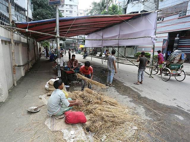 রাজধানীর যেখানে-সেখানে কোরবানির পশু জবাই না করার অনুরোধ করেছে দুই সিটি করপোরেশন। পশু জবাইয়ের জন্য ঢাকা দক্ষিণ ও উত্তর সিটি করপোরেশন ৫৩৫টি স্থান নির্ধারণ করে দিয়েছে। ছবিটি পান্থপথ এলাকা থেকে তুলেছেন জাহিদুল করিম।