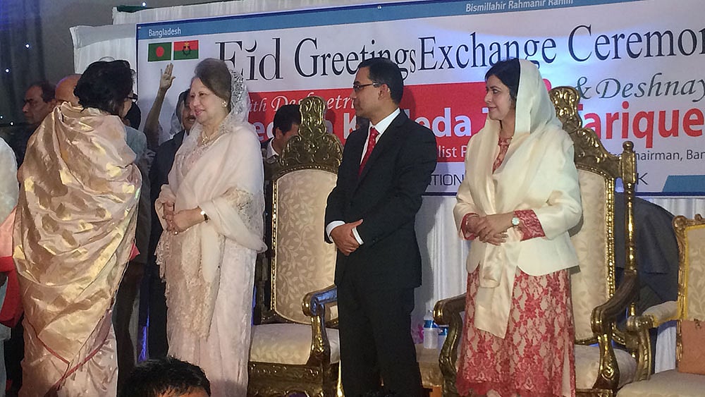 নেতা-কর্মীদের সঙ্গে শুভেচ্ছা বিনিময় করেন খালেদা জিয়। পাশেই তারেক রহমান ও তাঁর স্ত্রী জোবায়দা রহমান। ছবি: প্রথম আলো