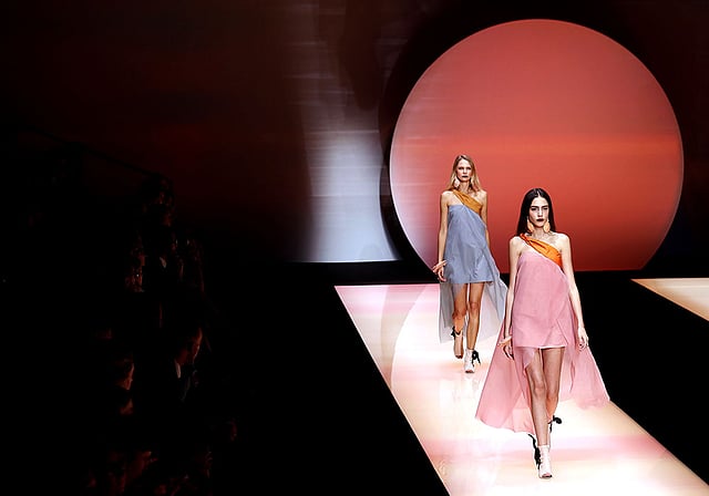 হংকং-এর  এমপেরিও আরমানির পোশাকে মডেল।  ২৫ সেপ্টেম্বর তোলা। ছবি: রয়টার্স