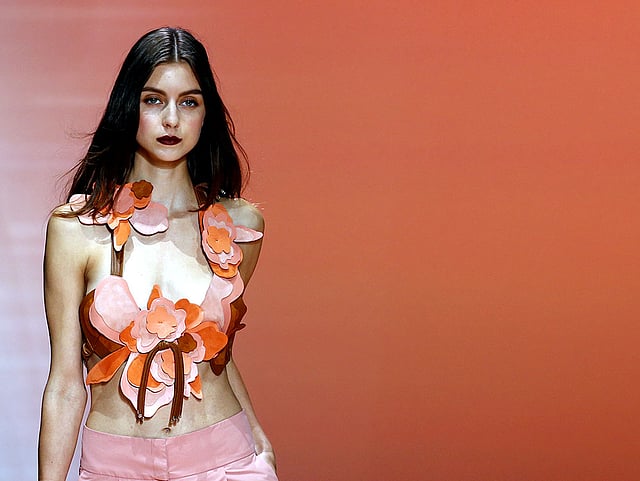 হংকং-এর এমপেরিও আরমানির পোশাকে মডেল।  ২৫ সেপ্টেম্বর তোলা। ছবি: রয়টার্স