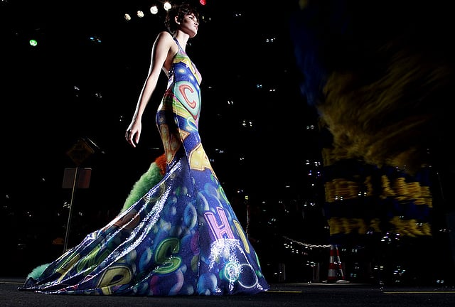 ইতালিয়ার ব্র্যান্ড মশিনো’র পোশাকে রানওয়েতে এক মডেল। ছবি: রয়টার্স