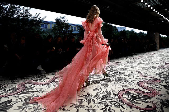 ইতালির ব্র্যান্ড গুচি’র পোশাকে এক মডেল। ২৩ সেপ্টেম্বর তোলা। ছবি: রয়টার্স