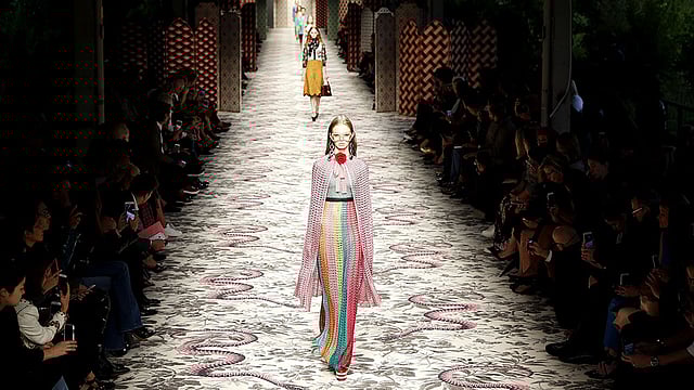 ইতালির ব্র্যান্ড গুচি’র পোশাকে এক মডেল। ২৩ সেপ্টেম্বর তোলা। ছবি: রয়টার্স