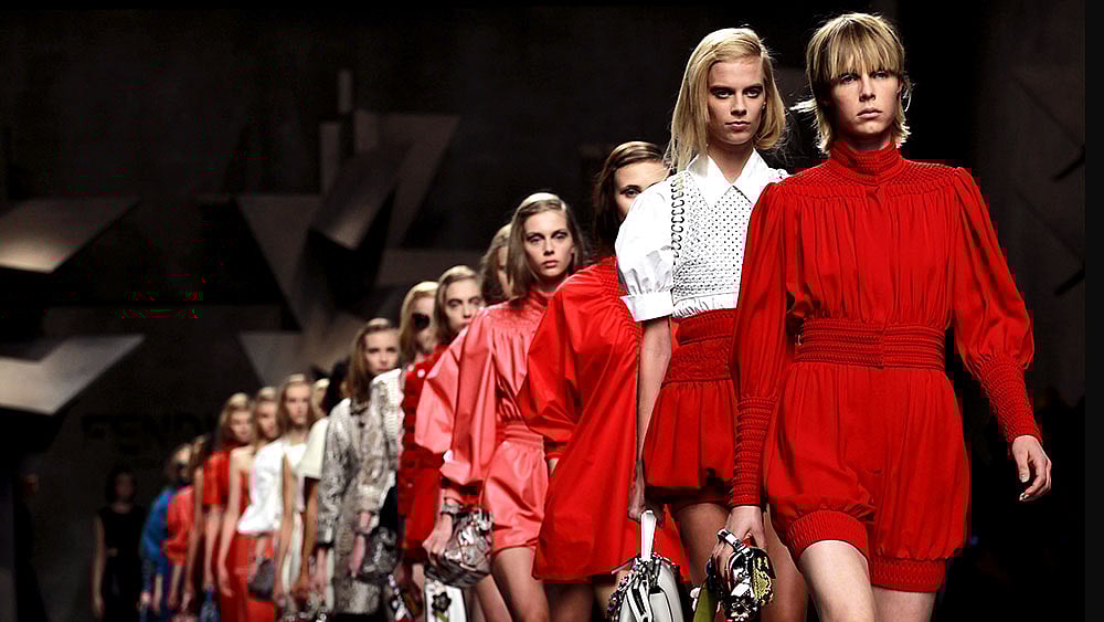 ইতালির মিলান শহরে চল​ছে ছয় দিনব্যাপী ফ্যাশন শো। গত বুধবার থেকে শুরু হওয়া এ ফ্যাশন শো’র এবারের আয়োজন নারীদের বসন্ত/গ্রীষ্মকালীন পোশাক নিয়ে। এখানে অংশ নিয়েছে জর্জিয় আমা​নি, ডোলচে, গাবানা, ভিসার্চির ​মতো বিশ্বের বিভিন্ন ব্র্যান্ড। প্রথম দিনে প্রদর্শনী ছিল ইতালির নিজস্ব ব্র্যান্ড জেনি ও ফে’র। ছবিতে ইতালিয়ান ফ্যাশন হাউস ফেন্দির পোশাকে এক দল মডেল। ছবিটি ২৪ সেপ্টেম্বর তোলা। ছবি: রয়টার্স