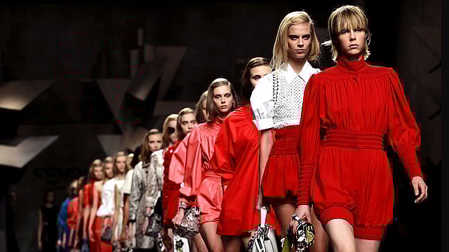 ইতালির মিলান শহরে চল​ছে ছয় দিনব্যাপী ফ্যাশন শো। গত বুধবার থেকে শুরু হওয়া এ ফ্যাশন শো’র এবারের আয়োজন নারীদের বসন্ত/গ্রীষ্মকালীন পোশাক নিয়ে। এখানে অংশ নিয়েছে জর্জিয় আমা​নি, ডোলচে, গাবানা, ভিসার্চির ​মতো বিশ্বের বিভিন্ন ব্র্যান্ড। প্রথম দিনে প্রদর্শনী ছিল ইতালির নিজস্ব ব্র্যান্ড জেনি ও ফে’র। ছবিতে ইতালিয়ান ফ্যাশন হাউস ফেন্দির পোশাকে এক দল মডেল। ছবিটি ২৪ সেপ্টেম্বর তোলা। ছবি: রয়টার্স