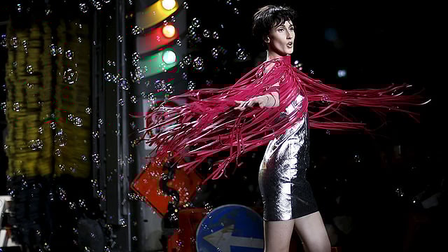 ইতালির ব্র্যান্ড মশিনো’র পোশাকে রানওয়েতে এক মডেল। ছবি: রয়টার্স