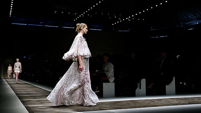 হংকং-এর ইত্রো ব্র্যান্ডের পোশাক প্রদর্শন করছেন একদল মডেল। ছবিটি ২৫ সেপ্টেম্বর তোলা। ছবি: রয়টার্স