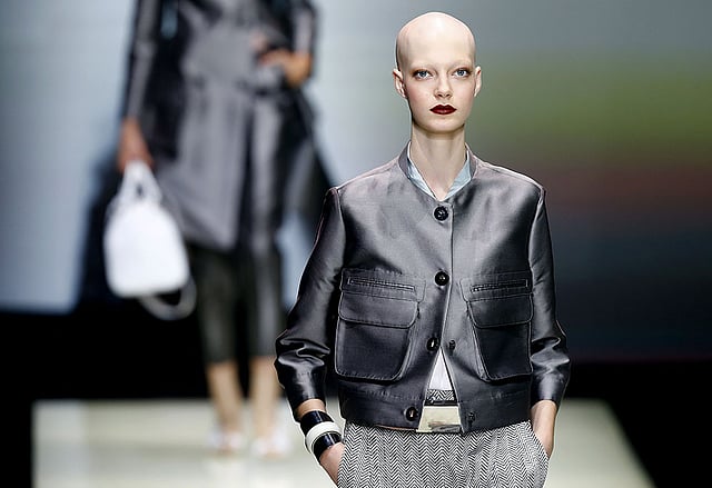 হংকং-এর এমপেরিও আরমানির পোশাকে মডেল।  ২৫ সেপ্টেম্বর তোলা। ছবি: রয়টার্স