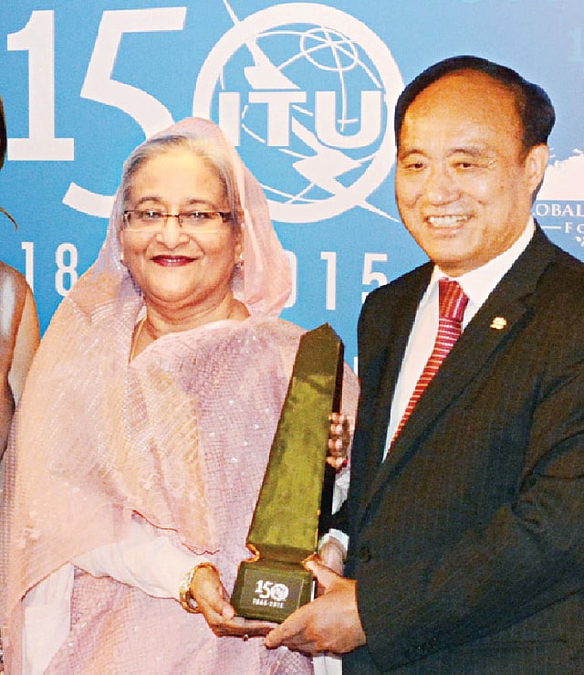 নিউইয়র্কের জাতিসংঘ সদর দপ্তরে গত শনিবার প্রধানমন্ত্রী শেখ হাসিনার হাতে আইসিটি টেকসই উন্নয়ন পুরস্কার তুলে দেন আন্তর্জাতিক টেলিযোগাযোগ ইউনিয়নের (আইটিইউ) মহাসচিব হুলিন ঝাও l ছবি: ফোকাস বাংলা