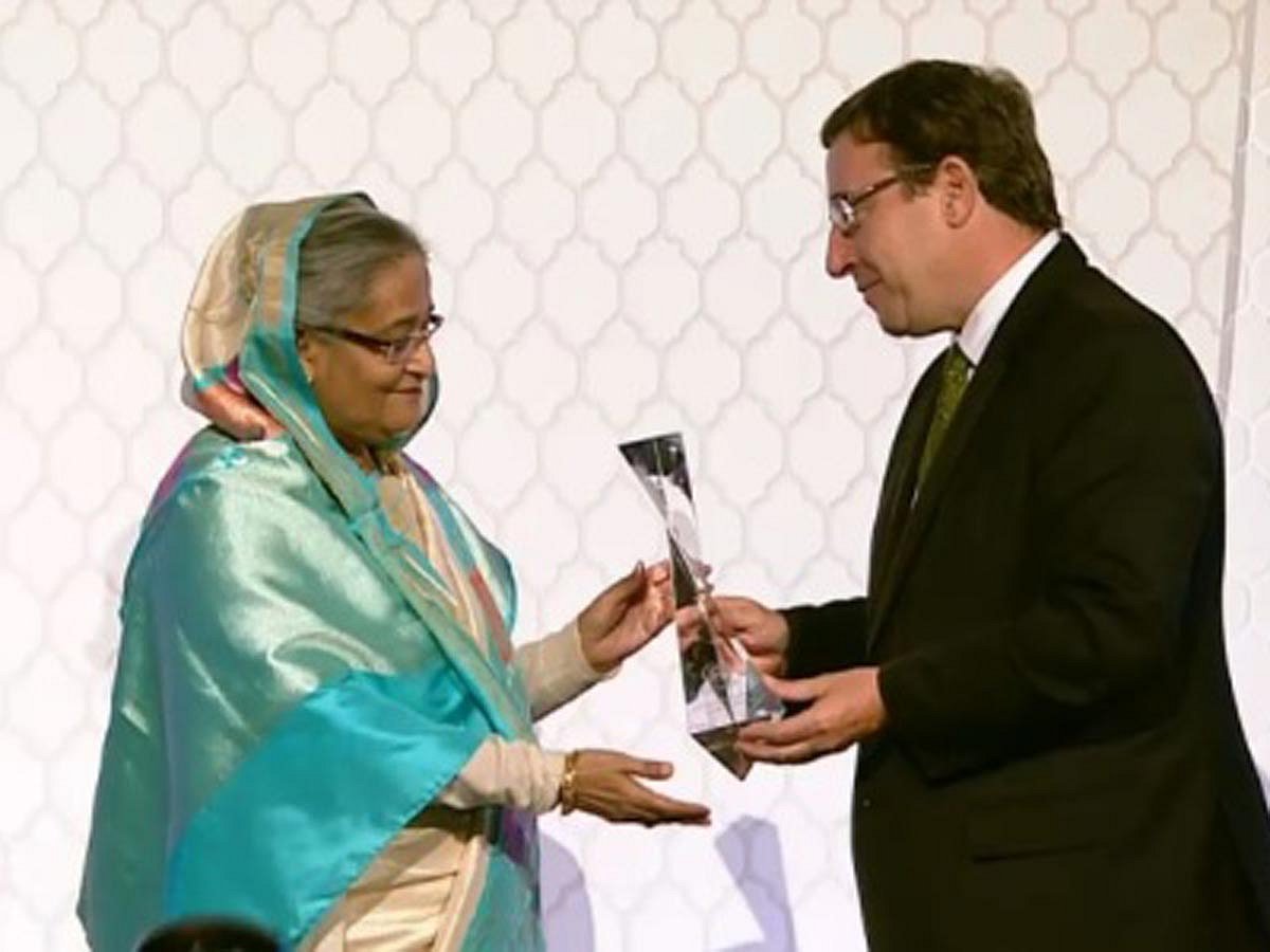 ‘চ্যাম্পিয়নস অব দ্য আর্থ’ পুরস্কার গ্রহণ করেছেন প্রধানমন্ত্রী শেখ হাসিনা। ছবি: ইউএনইপি
