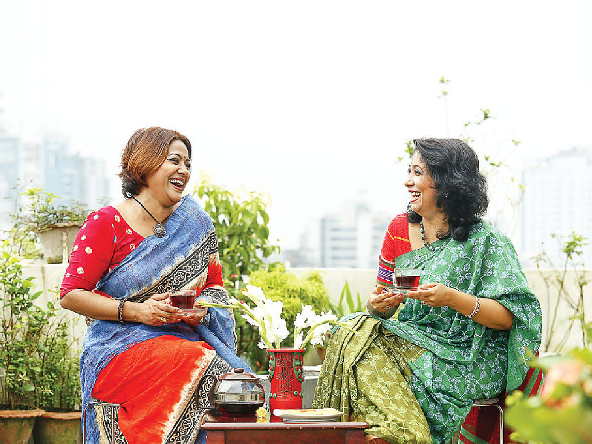 একাকিত্ব কাটাতে বন্ধুর সঙ্গে চা হাতে আড্ডায় মেতে উঠতে পারেন। মডেল: সুমনা ও ইভা, ছবি: সুমন ইউসুফ