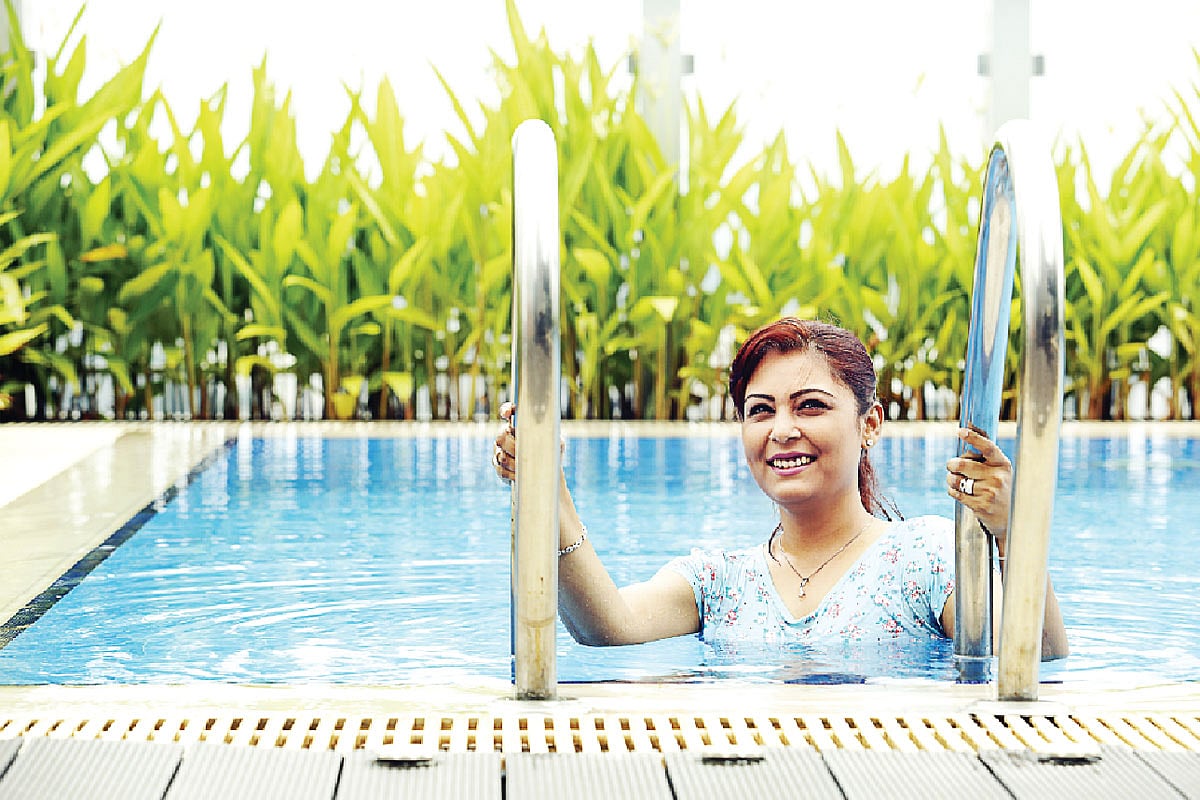 নিয়মিত সাঁতারে সুস্থ ও সতেজ থাকা যায়। মডেল: মারুফা মাহফুজ, সাজ: হারমনি স্পা, স্থান কৃতজ্ঞতা: আমারি ঢাকা। ছবি: সুমন ইউসুফ