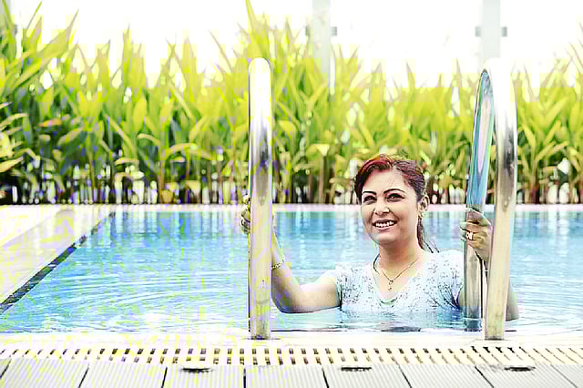 নিয়মিত সাঁতারে সুস্থ ও সতেজ থাকা যায়। মডেল: মারুফা মাহফুজ, সাজ: হারমনি স্পা, স্থান কৃতজ্ঞতা: আমারি ঢাকা। ছবি: সুমন ইউসুফ