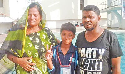 মা ও বাবার সঙ্গে রুপা l ছবি: প্রথম আলো