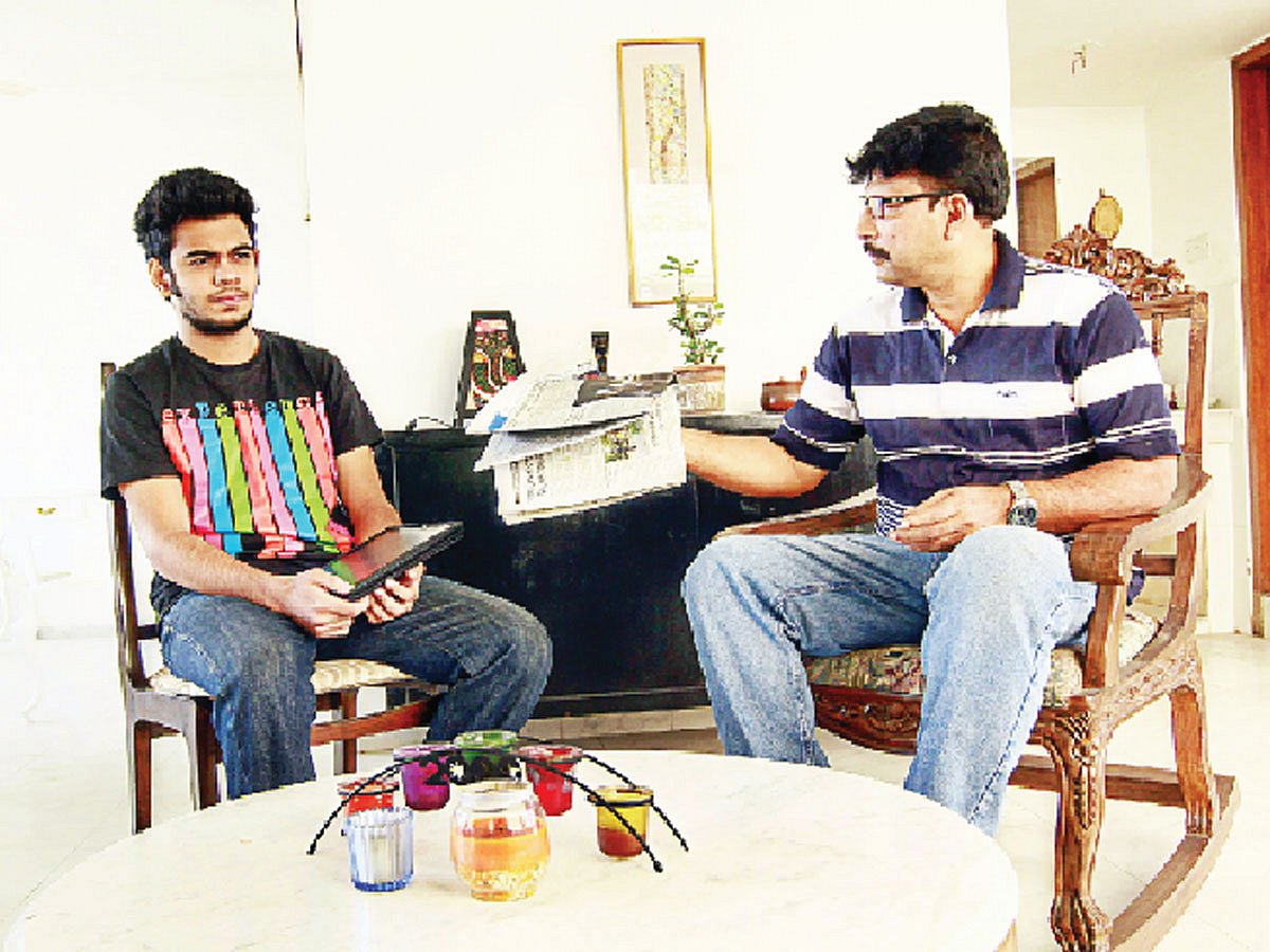 মা–বাবার সঙ্গে ভুল–বোঝাবুঝি হলে সচেতনতার সঙ্গে সে সমস্যার সমাধান করতে হবে। মডেল: আফনান ও তপন, ছবি: অধুনা