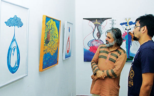 বিস্তার আর্ট কমপ্লেেক্স আয়োজিত শিল্পী মেহেরুন সুমির চিত্র প্রদর্শনী দেখছেন দর্শনার্থীরা l প্রথম আলো