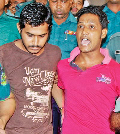 রায় ঘোষণার পর চট্টগ্রাম আদালত থেকে কারাগারে নেওয়া হয় মৃত্যুদণ্ড পাওয়া আসামি আবু রায়হান (বাঁয়ে) ও শহীদুল ইসলামকে l ছবি: প্রথম আলো