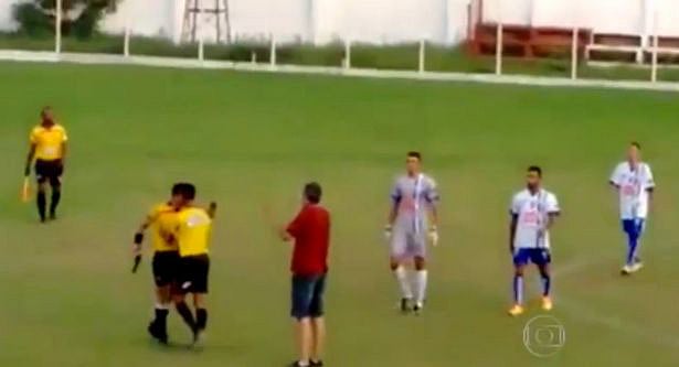 মাঠে পিস্তল হাতে রেফারি মুর্তা। সংগৃহীত ছবি