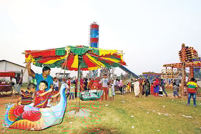 মিরপুর ডিওএইচএস এলাকার প্রবেশমুখে কালশী নতুন সড়কে বিকেলে ঘুরতে আসেন অনেকেই। সড়কটির ঢালেই নাগরদোলাকে কেন্দ্র করে ভিড় জমে শিশুদের। ছবিটি গতকাল বিকেলে তোলা l সাইফুল ইসলাম