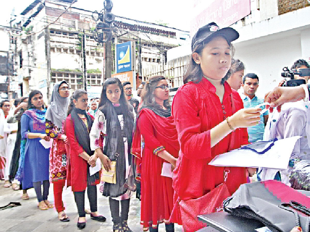 আলোর ক্যাম্প শিক্ষার্থীদের প্রযুক্তির নতুন নতুন তথ্য জানার সুযোগ করে দিয়েছে। ছবি: সৌরভ দাশ