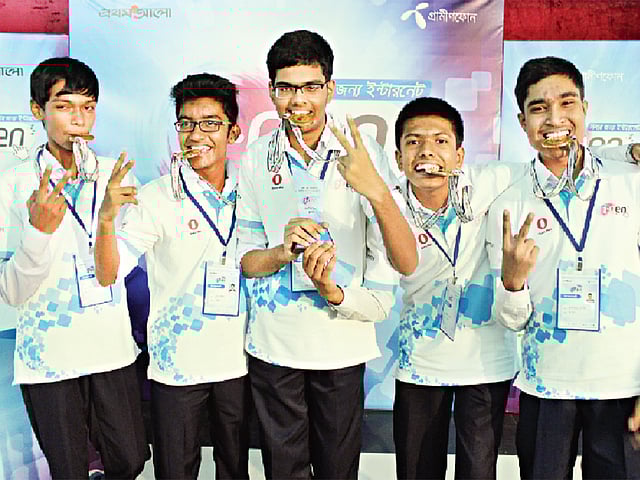 খুলনা আঞ্চলিক পর্যায়ে বিজয়ী খুলনা জিলা স্কুল দল