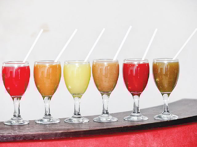 পানি ও লবণের ঘাটতি পূরণে পানি, ফলের রস ও শরবত পান করতে হবে। ছবি: অধুনা