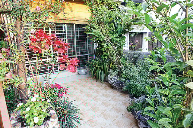 নিজের বাড়ির ছাদেও গড়ে তুলতে পারেন নান্দনিক বাগান। কৃতজ্ঞতা: সাইদুল হক জুইস ও ফারেহা জেবা, ছবি: নকশা