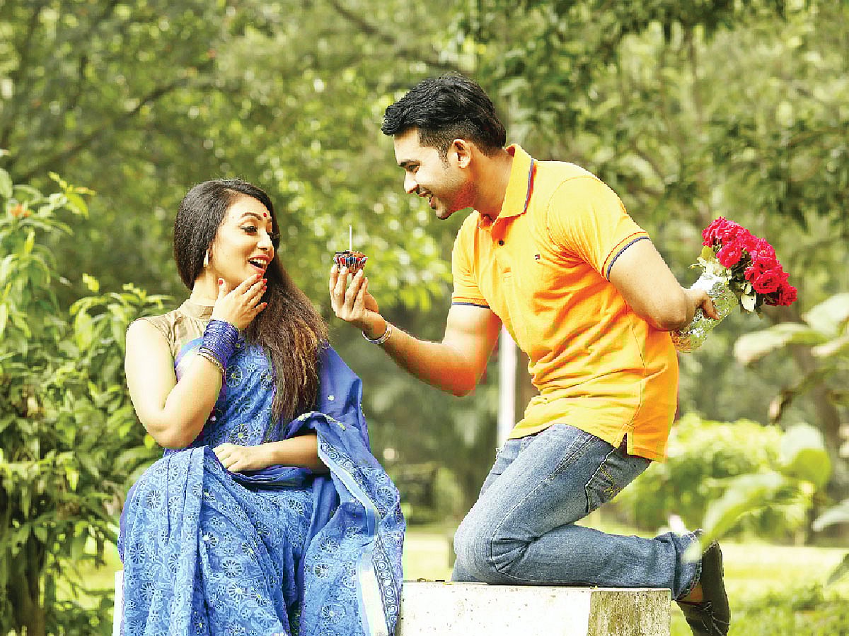সঙ্গীকে চমকে দিয়ে ভালোবাসা প্রকাশ করতে পারেন। মডেল: অবাক ও তন্ময়, ছবি: সুমন ইউসুফ