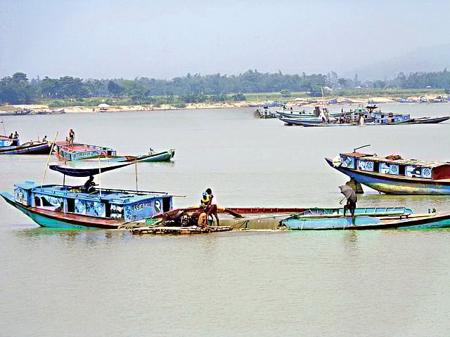 সুনামগঞ্জের ধোপাজান-চলতি নদী বালুমহালে খননযন্ত্র ও বোমা মেশিন দিয়ে অবাধে বালু উত্তোলন করা হচ্ছে। নদীর আদাং এলাকা থেকে সম্প্রতি তোলা ছবি l প্রথম আলো