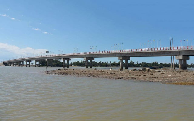 ধলেশ্বরী নদীর ওপর ৩৪১ মিটার দৈর্ঘ্যের ৪১ কোটি ২০ লাখ টাকা ব্যয়ে ‘রাষ্ট্রপতি আবদুল হামিদ সেতু’ উদ্বোধন করেন রাষ্ট্রপতি। ছবি: প্রথম আলো