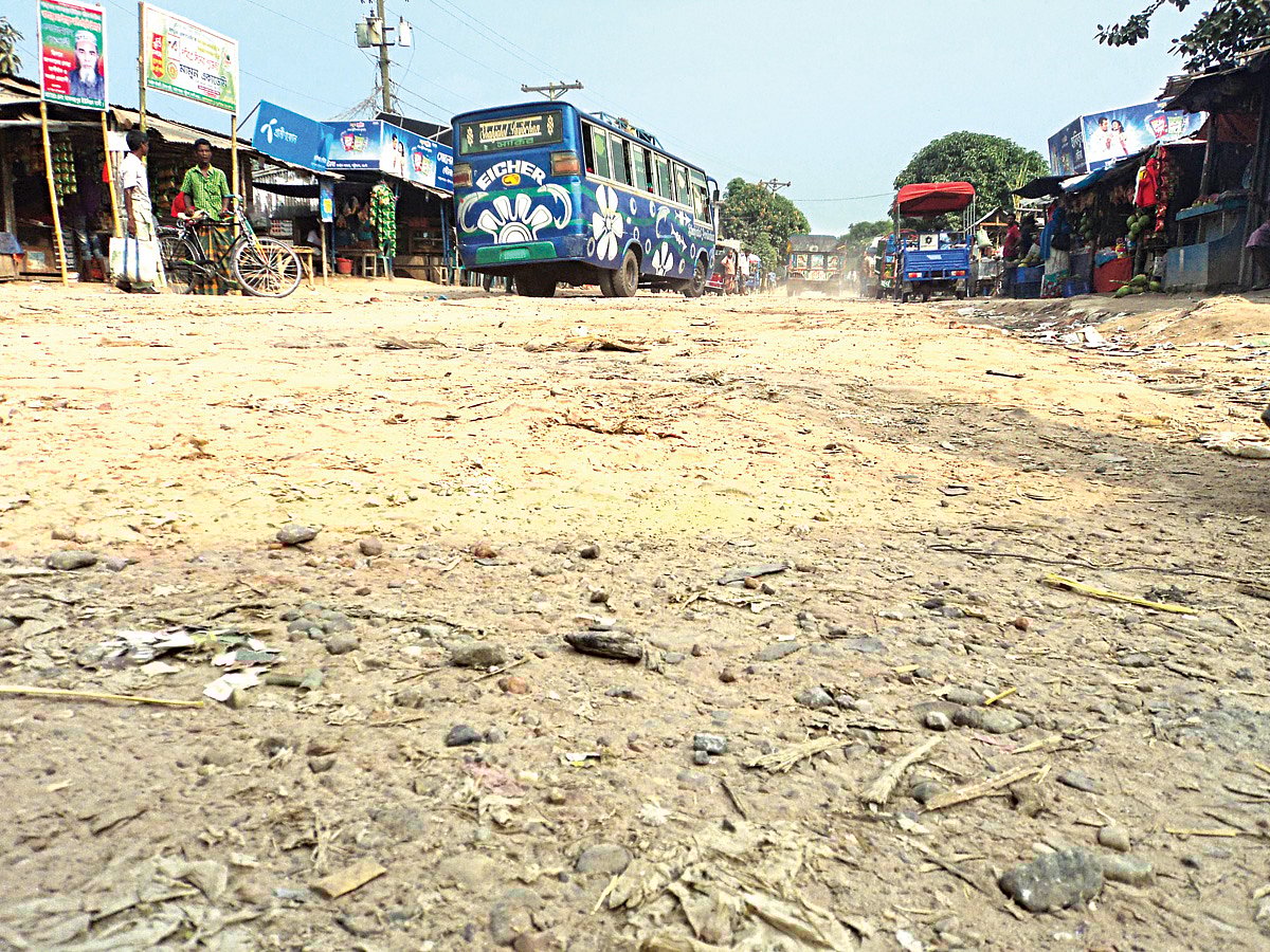 নওগাঁ-সাপাহার আঞ্চলিক মহাসড়কের ১৮ কিলোমিটার রাস্তা পিচ আর ইটের খোয়া উঠে চলাচলের অনুপযোগী হয়ে গেছে। ছবিটি মধুইল বাজার স্ট্যান্ড থেকে গতকাল দুপুরে তোলা l প্রথম আলো