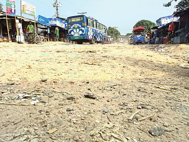 নওগাঁ-সাপাহার আঞ্চলিক মহাসড়কের ১৮ কিলোমিটার রাস্তা পিচ আর ইটের খোয়া উঠে চলাচলের অনুপযোগী হয়ে গেছে। ছবিটি মধুইল বাজার স্ট্যান্ড থেকে গতকাল দুপুরে তোলা l প্রথম আলো